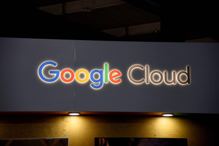 Schriftzug Google Cloud an einem Messestand