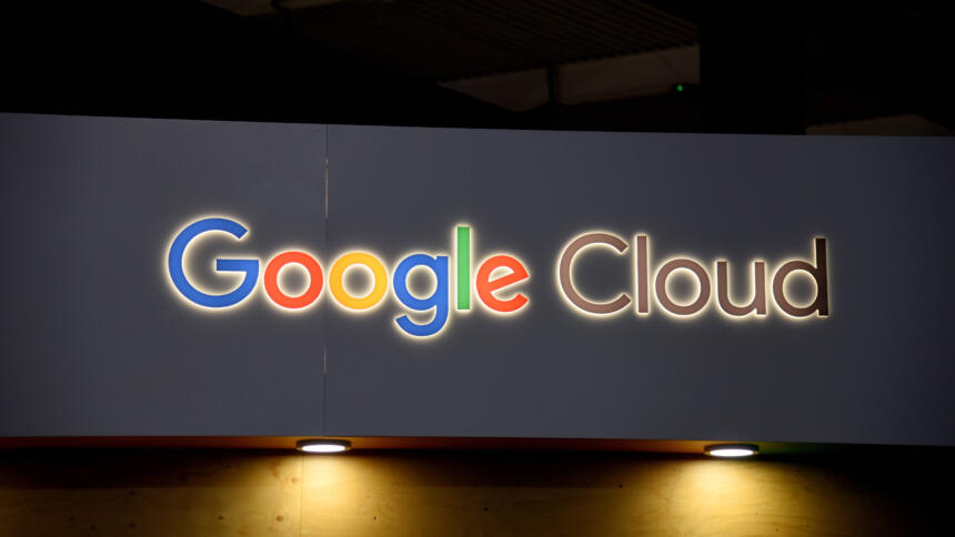 Schriftzug Google Cloud an einem Messestand