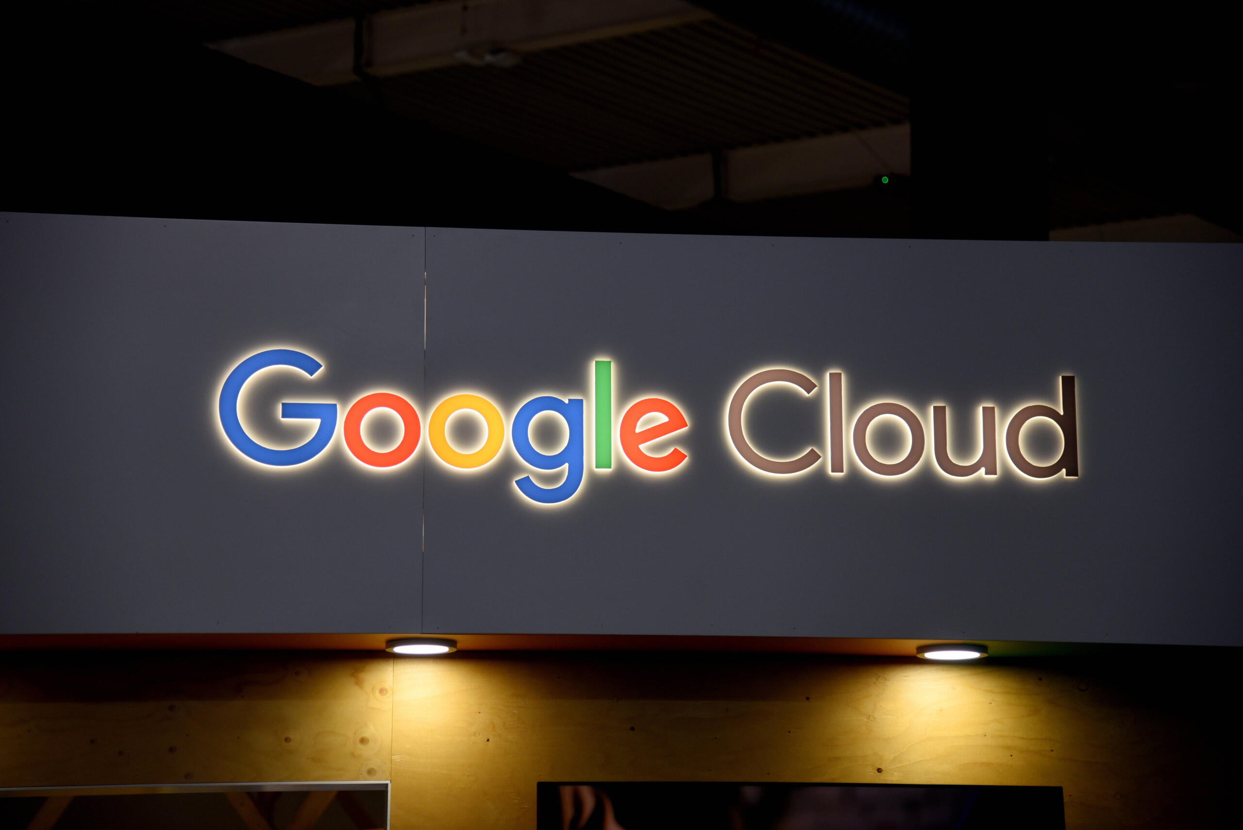 Schriftzug Google Cloud an einem Messestand