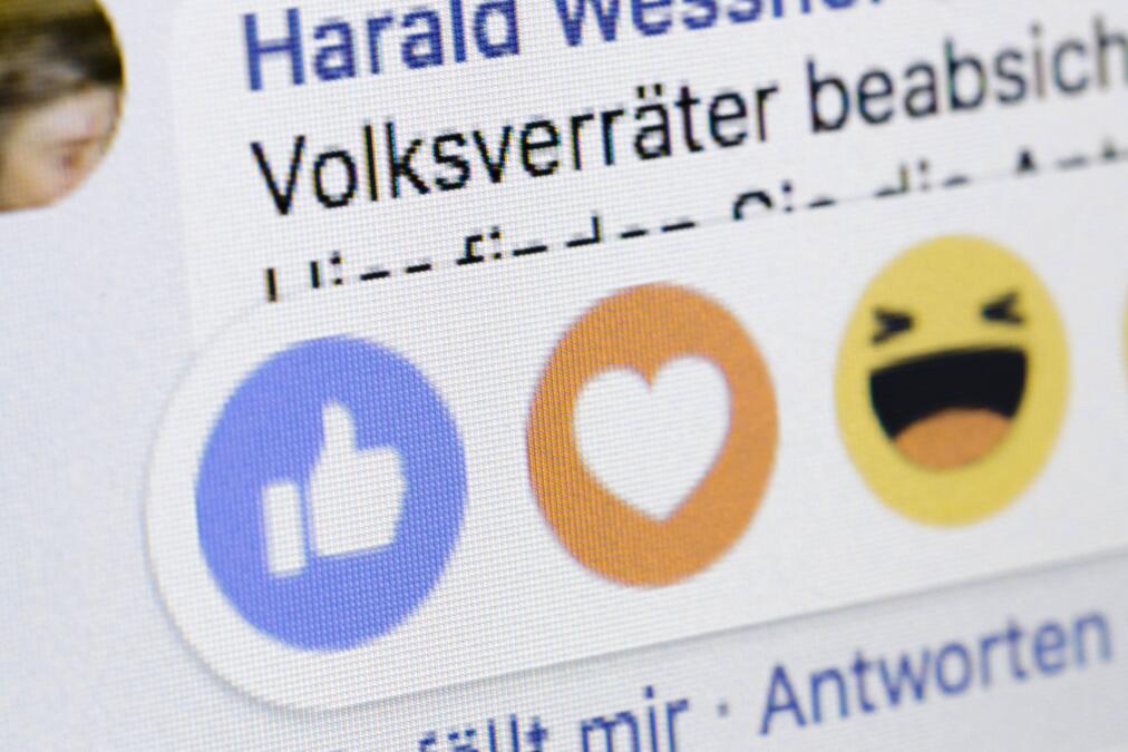 Facebook-Post mit dem Wort "Volksverräter" im Vordergrund