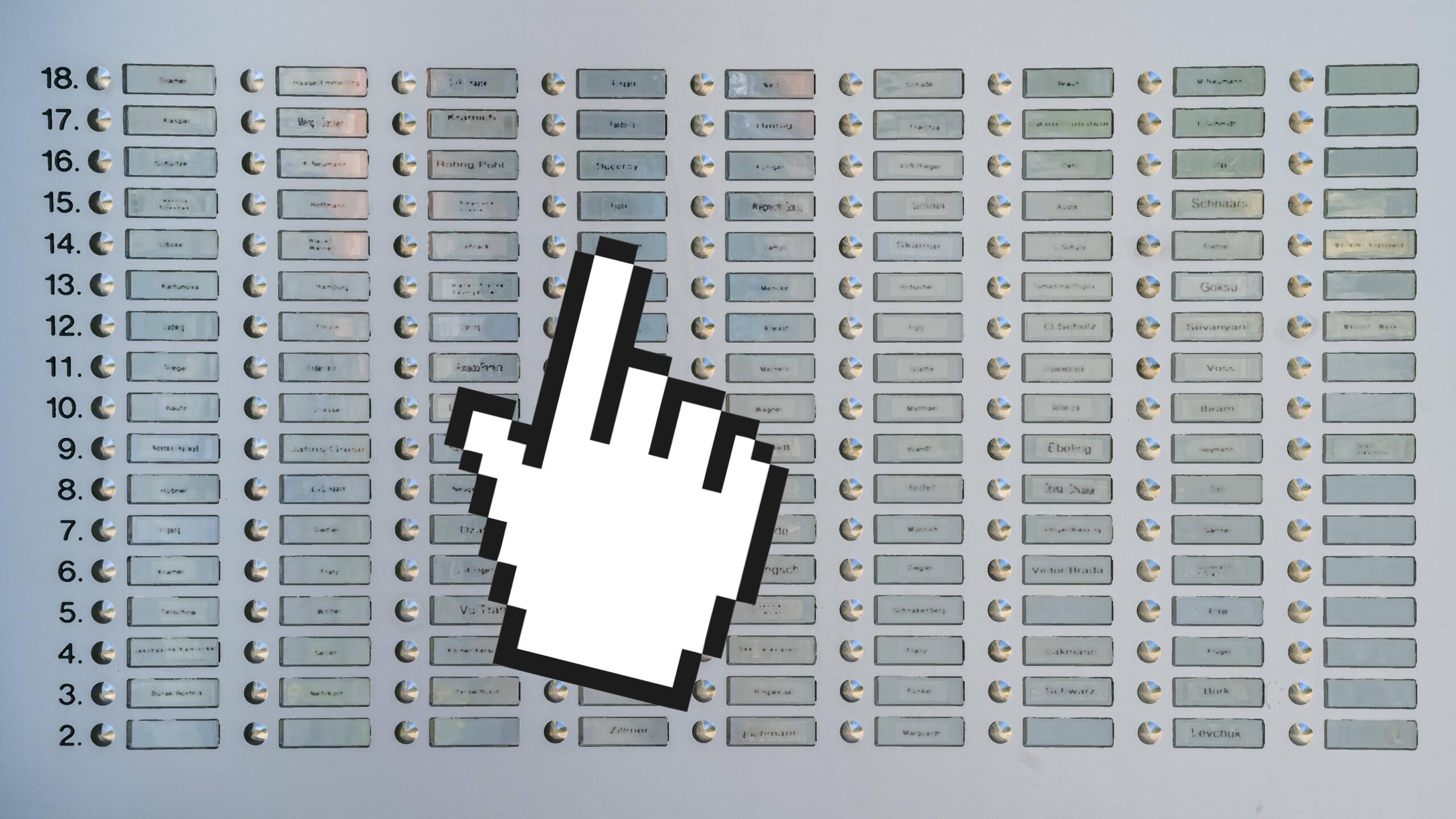 Ein großes Klingelschild mit dutzenden Namen und Klingeln, im Vordergrund ein großer Cursor in Form einer Hand