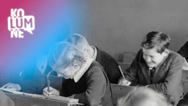 Schwarz-weiß-Bild einer Schulklasse beim Arbeiten