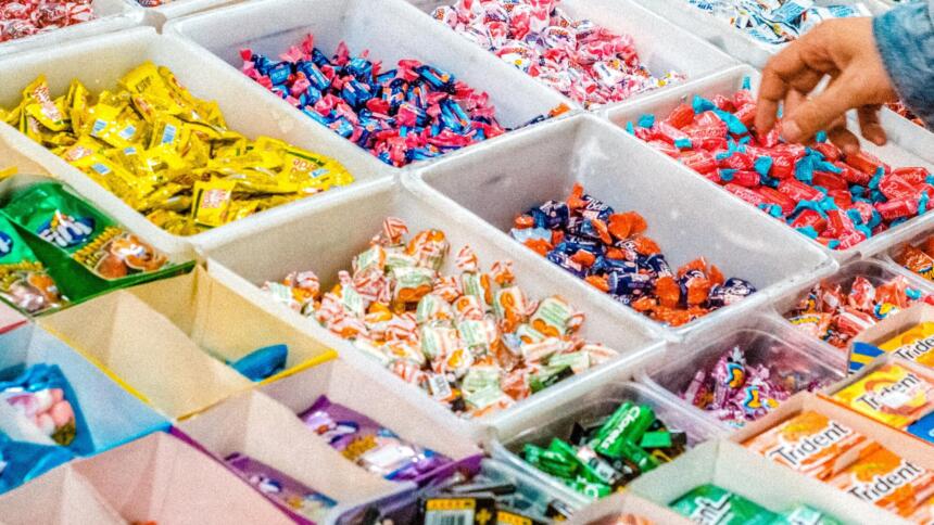 Viele bunte Süßigkeiten in einer Warenauslage