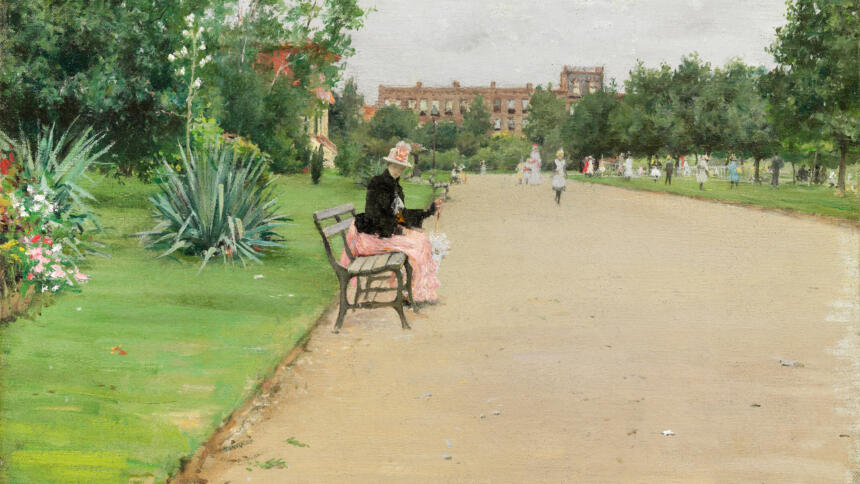 Eine Frau, die auf einer Parkbank sitzt und ein Buch liest.