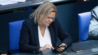 Nancy Faeser tippt ins Handy im Bundestag.