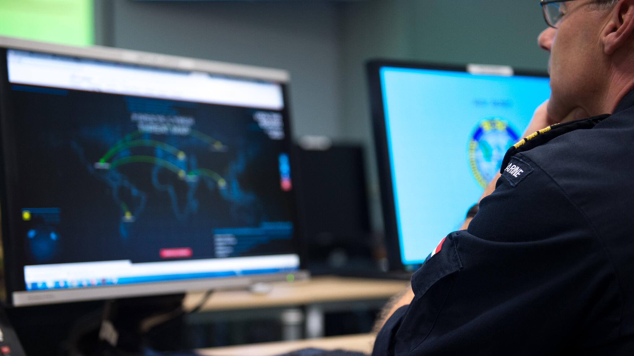 Niederländischer Offizier vor Monitor bei NATO-Übung