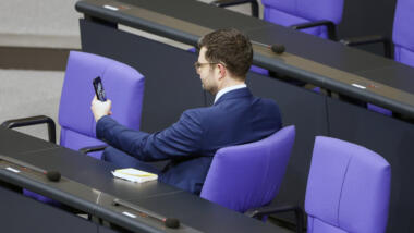 Marco Buschmann macht ein Selfie im Bundestag