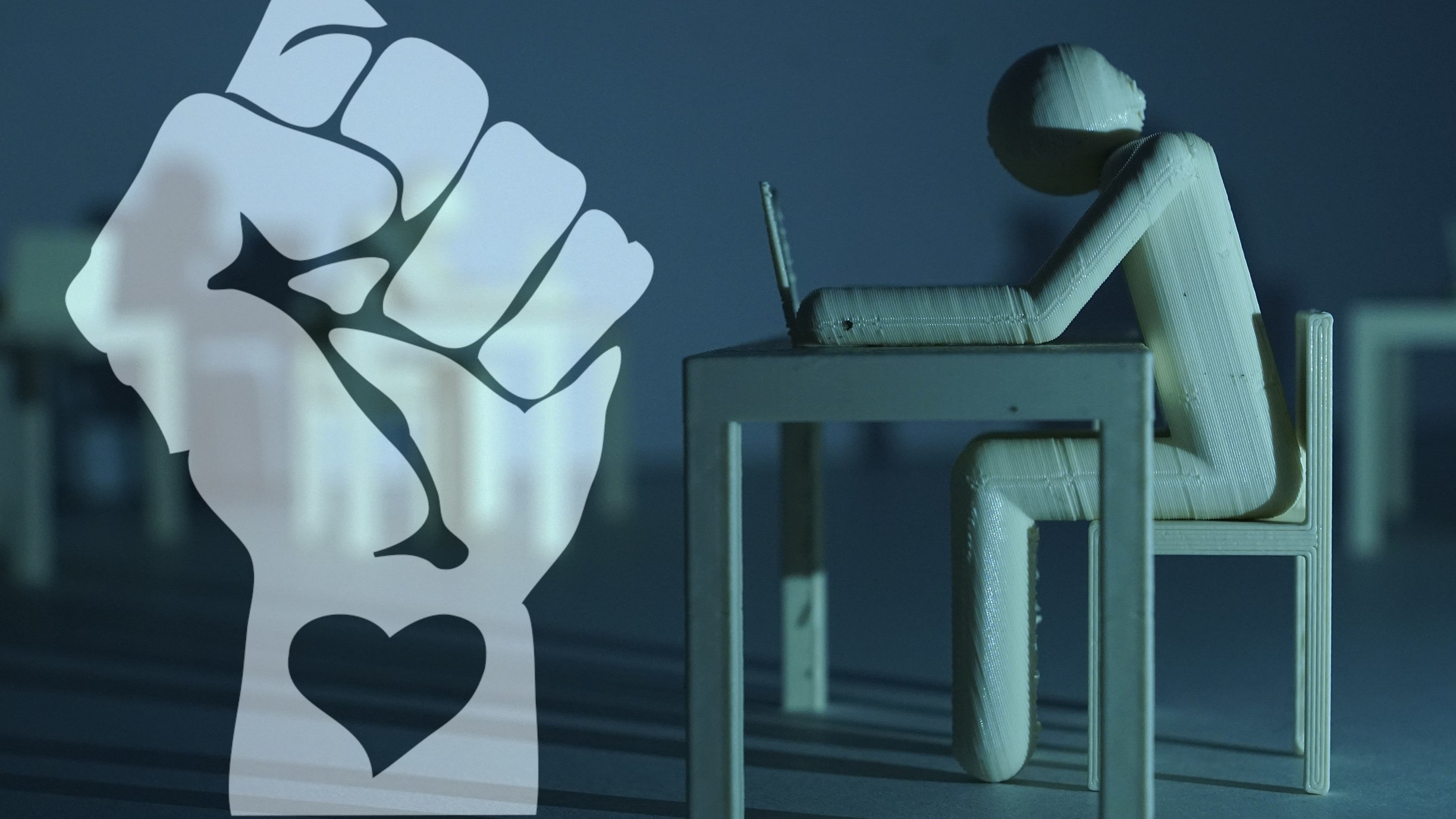 3-D-Druck eines Menschen am Computer, links im Bild eine Faust