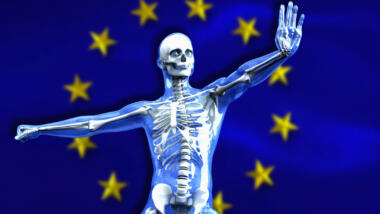 Ein gläserner Mensch, der abwehrend die Hand hebt, im Hintergrund eine verschwommene EU-Fahne