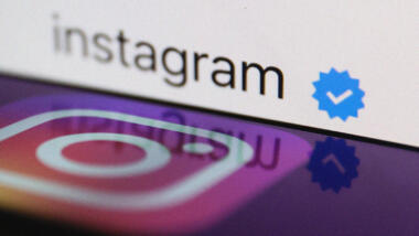 Das Instagram-Logo mit einem blauen Haken