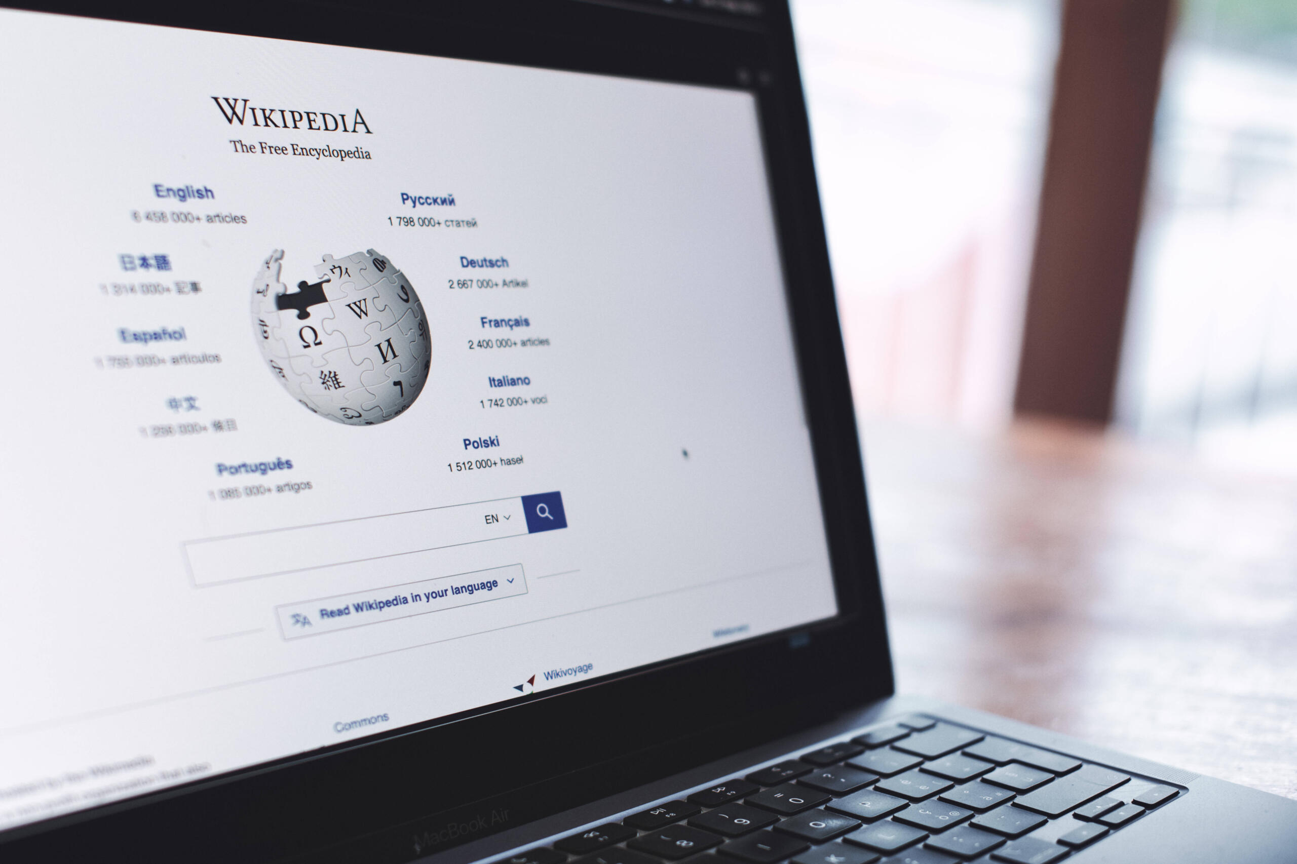 Ein Laptop-Bildschirm, der die Startseite der Wikipedia zeigt