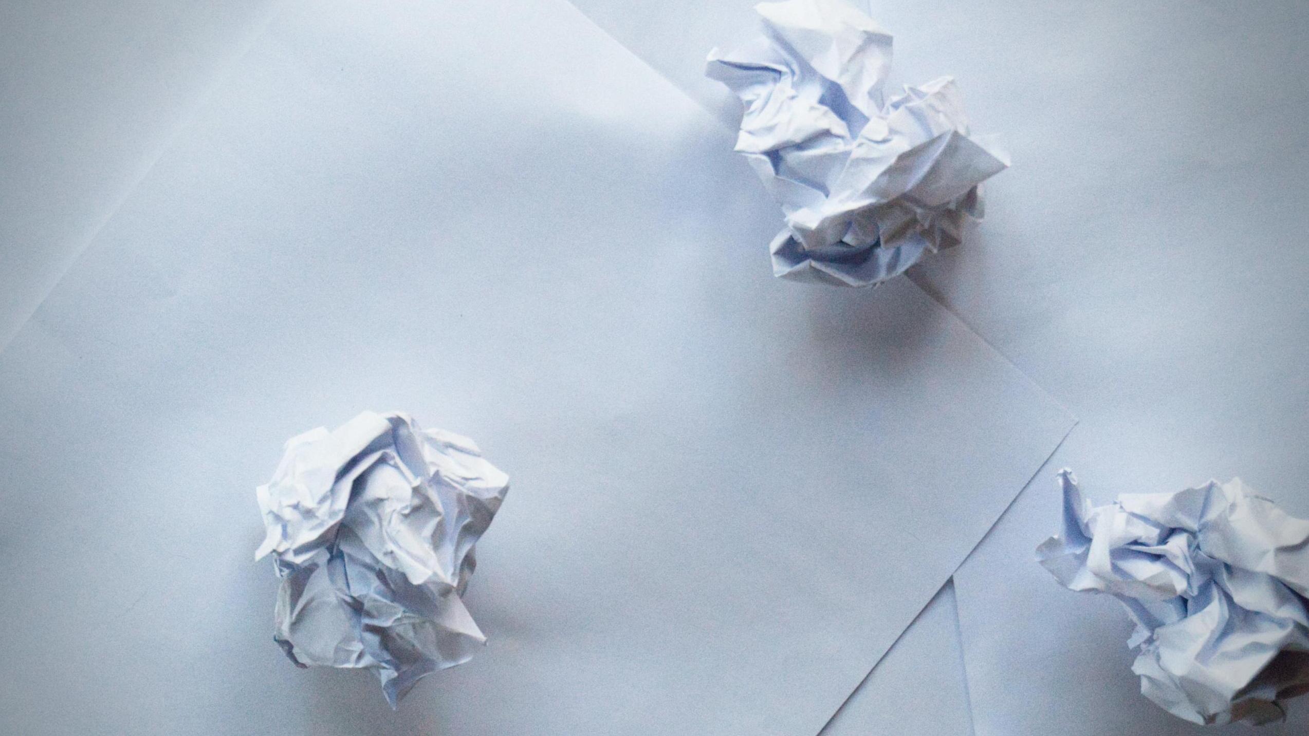 Drei zerknüllte Papierblätter