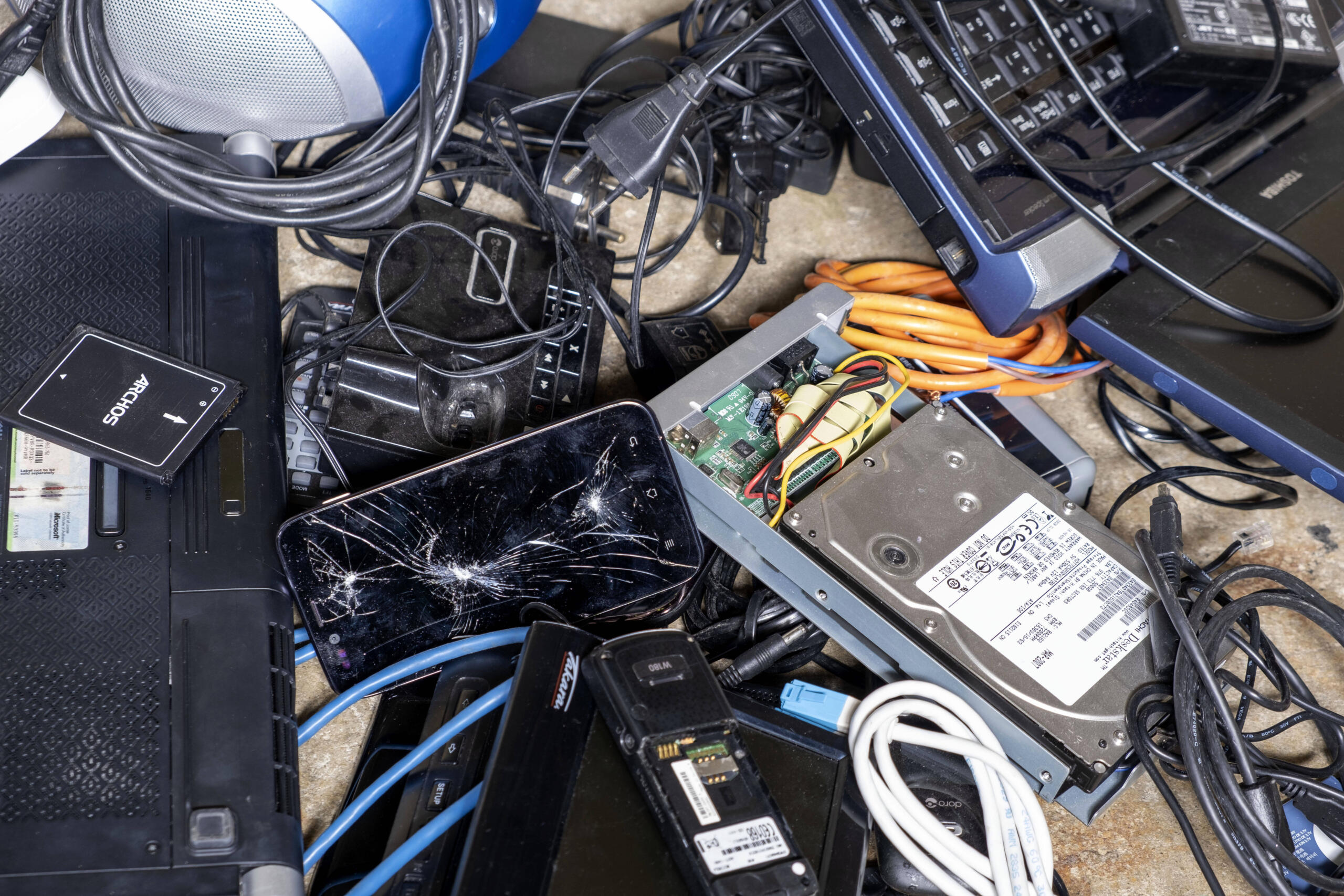 Verschiedene kaputte Elektrogeräte