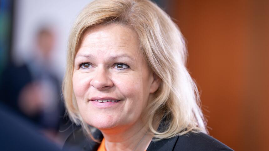 Nancy Faeser, Bundesinnenministerin, lächelt auf Kabinettssitzung