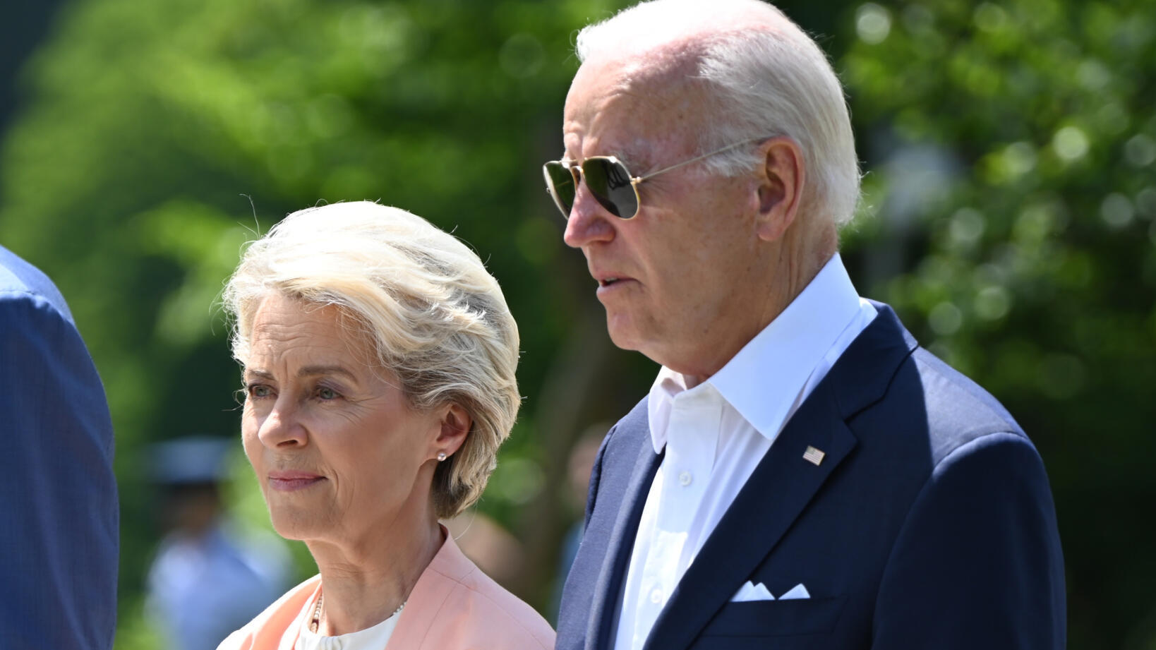 Von der Leyen und Biden vor grünem Hintergrund