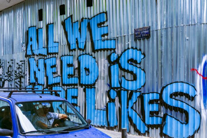 Straßengraffiti "All we need is likes"
