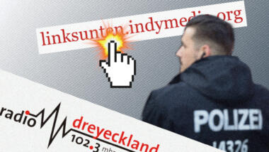 Das Logo von Radio Dreyeckland. Die URL von Linksunten Indymedia. Ein Mauszeiger schwebt über der URL. Ein verschwommen sichtbarer Polizeibeamter von hinten.