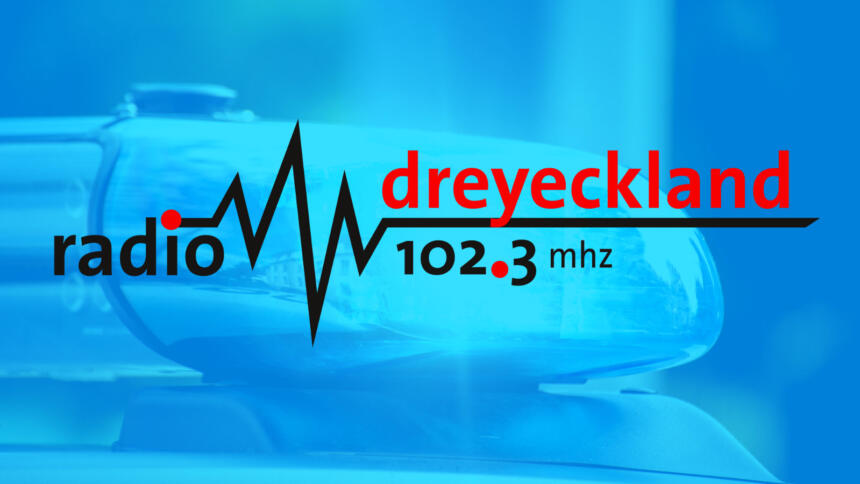 Das Logo von Radio Dreyeckland, im Hintergrund das Blaulicht eines Polizeiautos