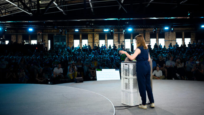 Luisa Neubauer spricht auf der Bühne der re:publica 2022