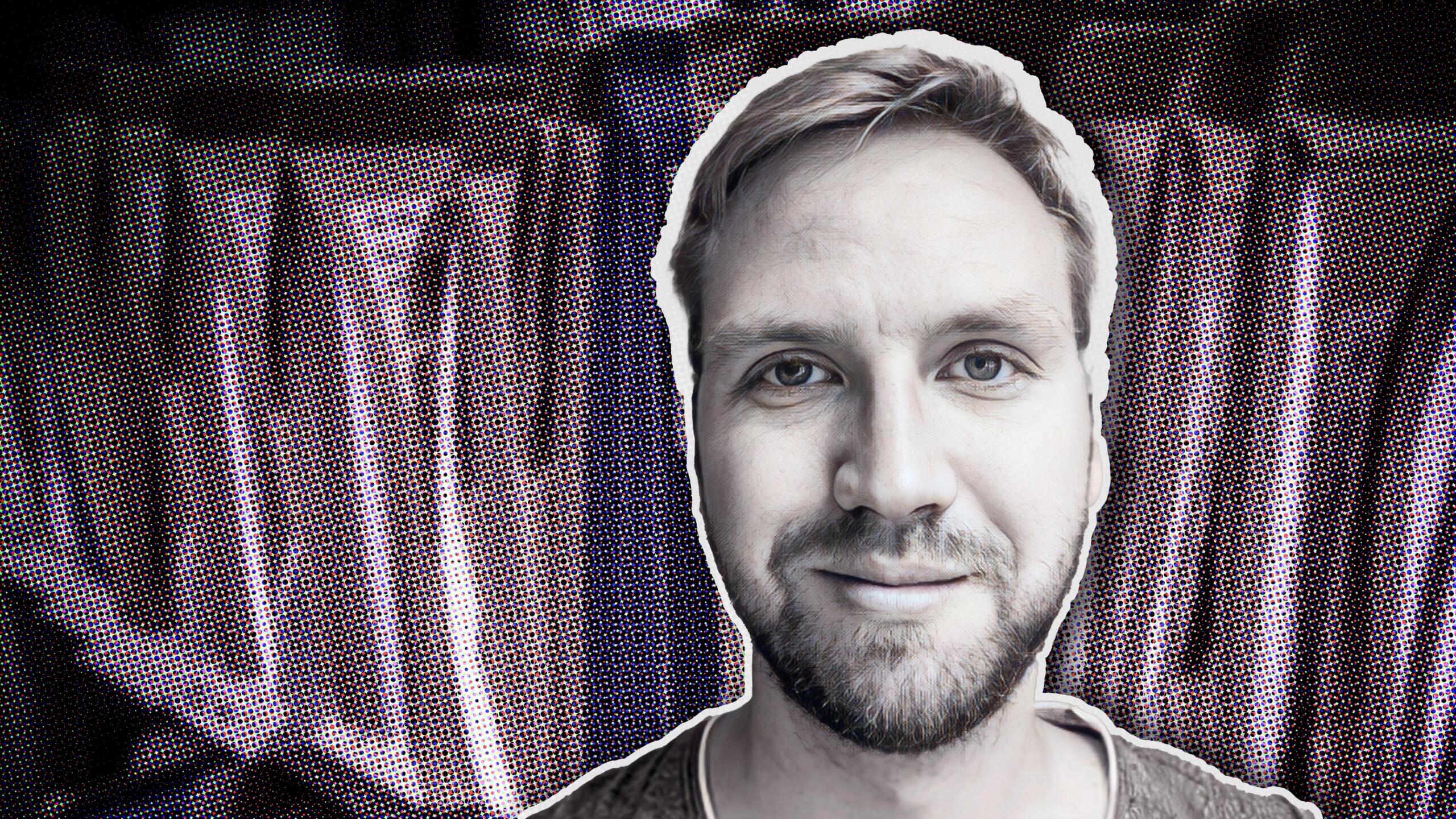 Portrait vonIT-Sicherheitsexperte Markus Drenger, im Hintergrund Akten