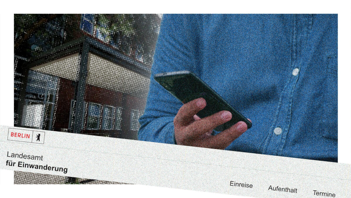 Im Hintergrund ein Amtsgebäude, davor ein Ausschnitt einer Person, die ein Handy in der Hand hält