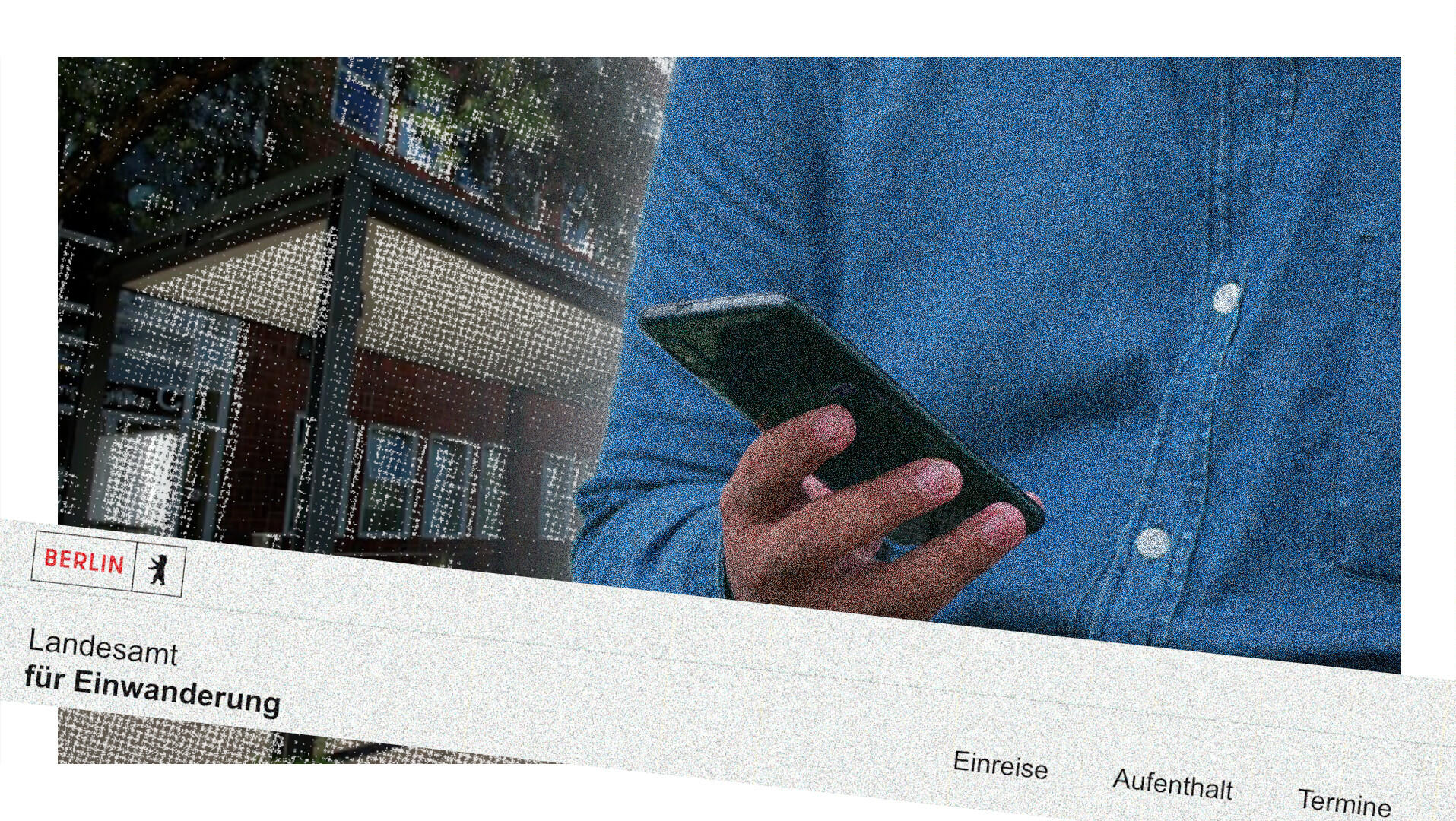 Im Hintergrund ein Amtsgebäude, davor ein Ausschnitt einer Person, die ein Handy in der Hand hält