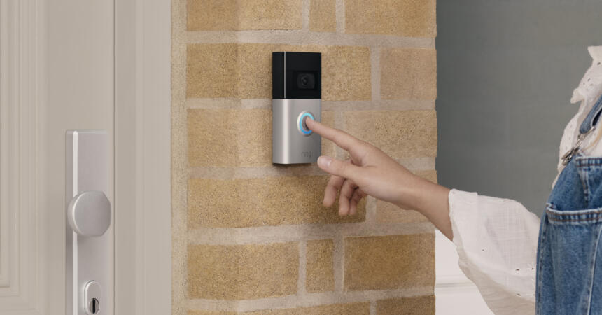 Frau klingelt an einer Amazon Ring Klingel