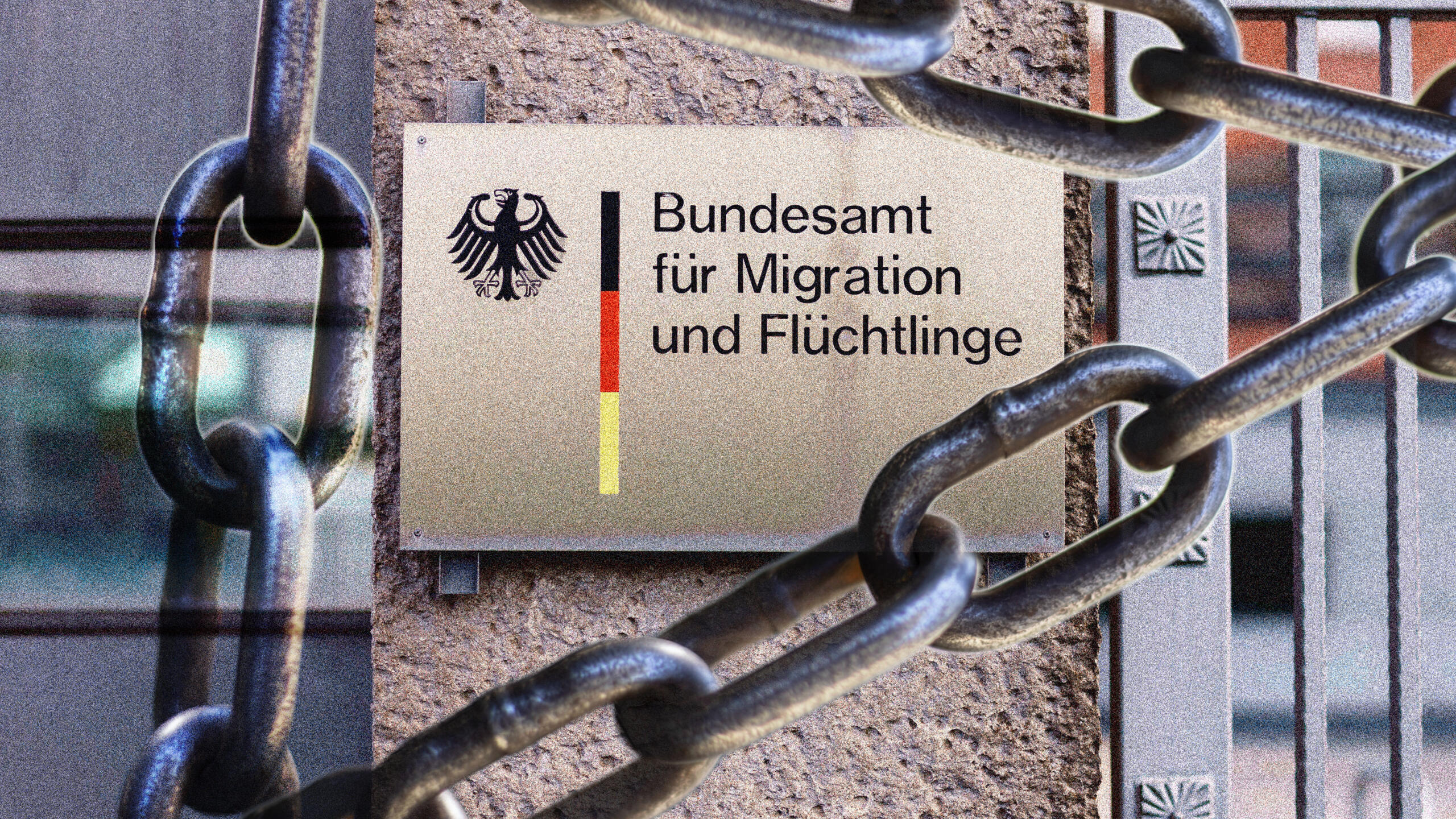Der Eingang des BAMF mit Ketten