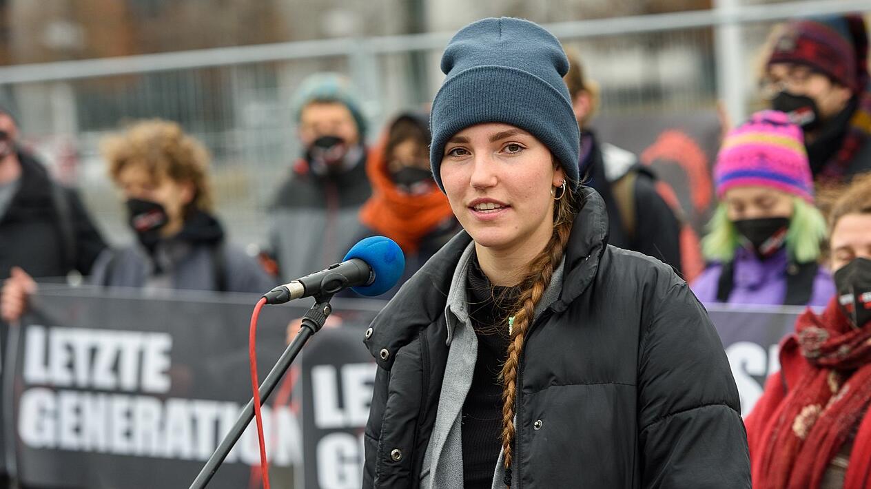 Carla Hinrichs, Sprecherin des Aufstands der Letzten Generation, kündigt Brief an Regierung mit Forderungen an, Pressekonferenz am Reichstag,