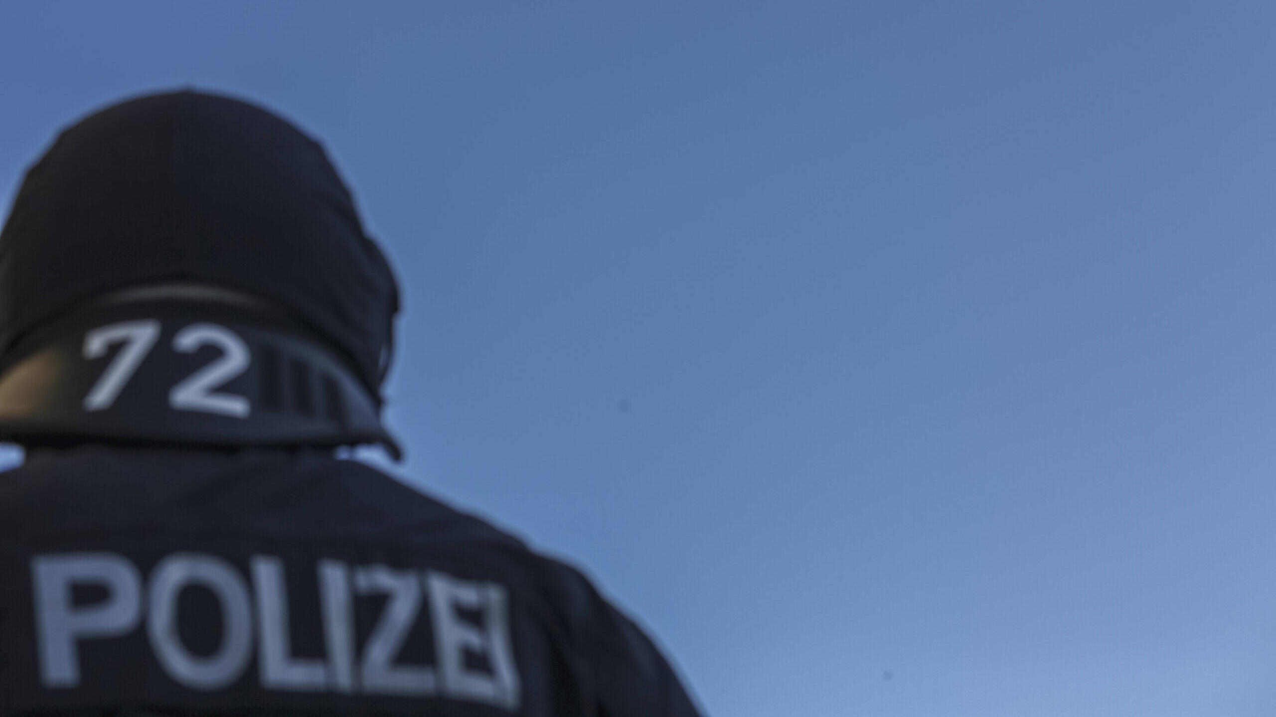 Polizist vor blauem Himmel.