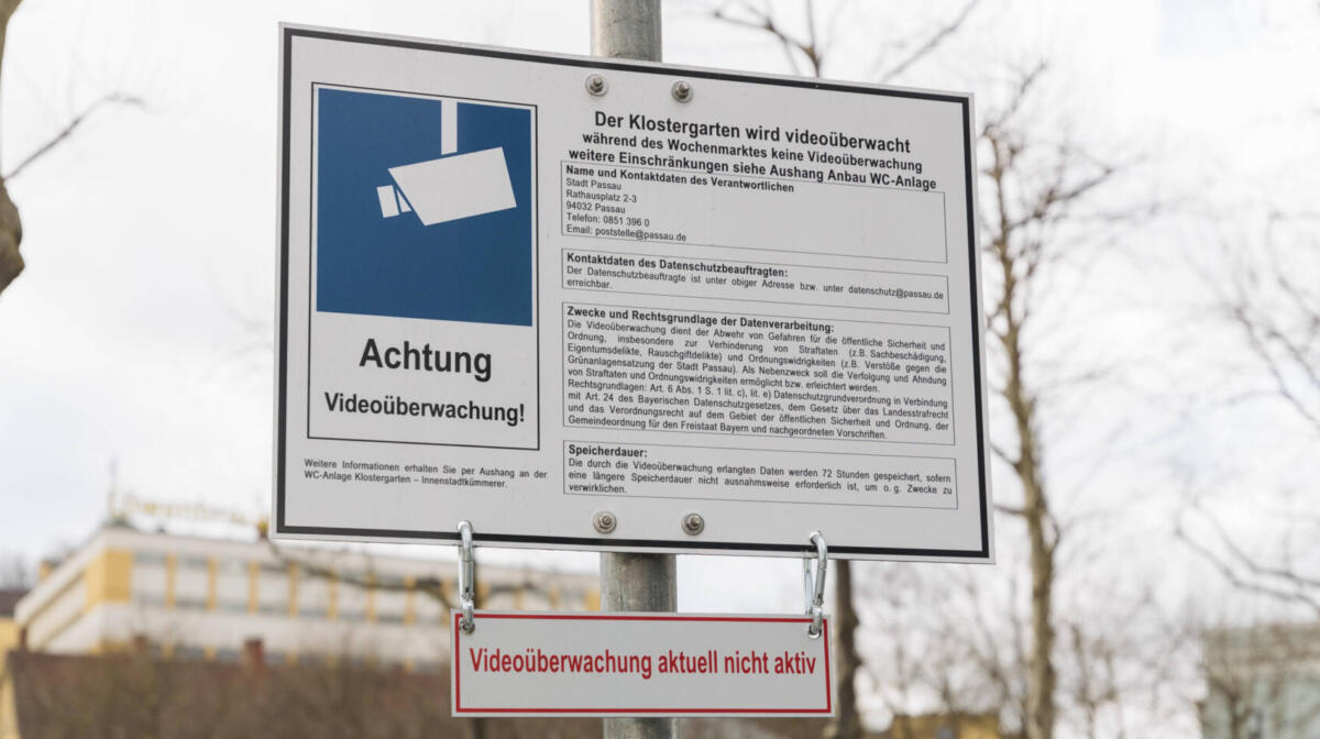 Schild warnt vor Videoüberwachung.
