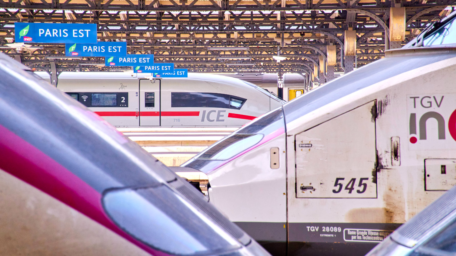 Ein TGV- und ein ICE-Zug am Gare de L'Est in Paris