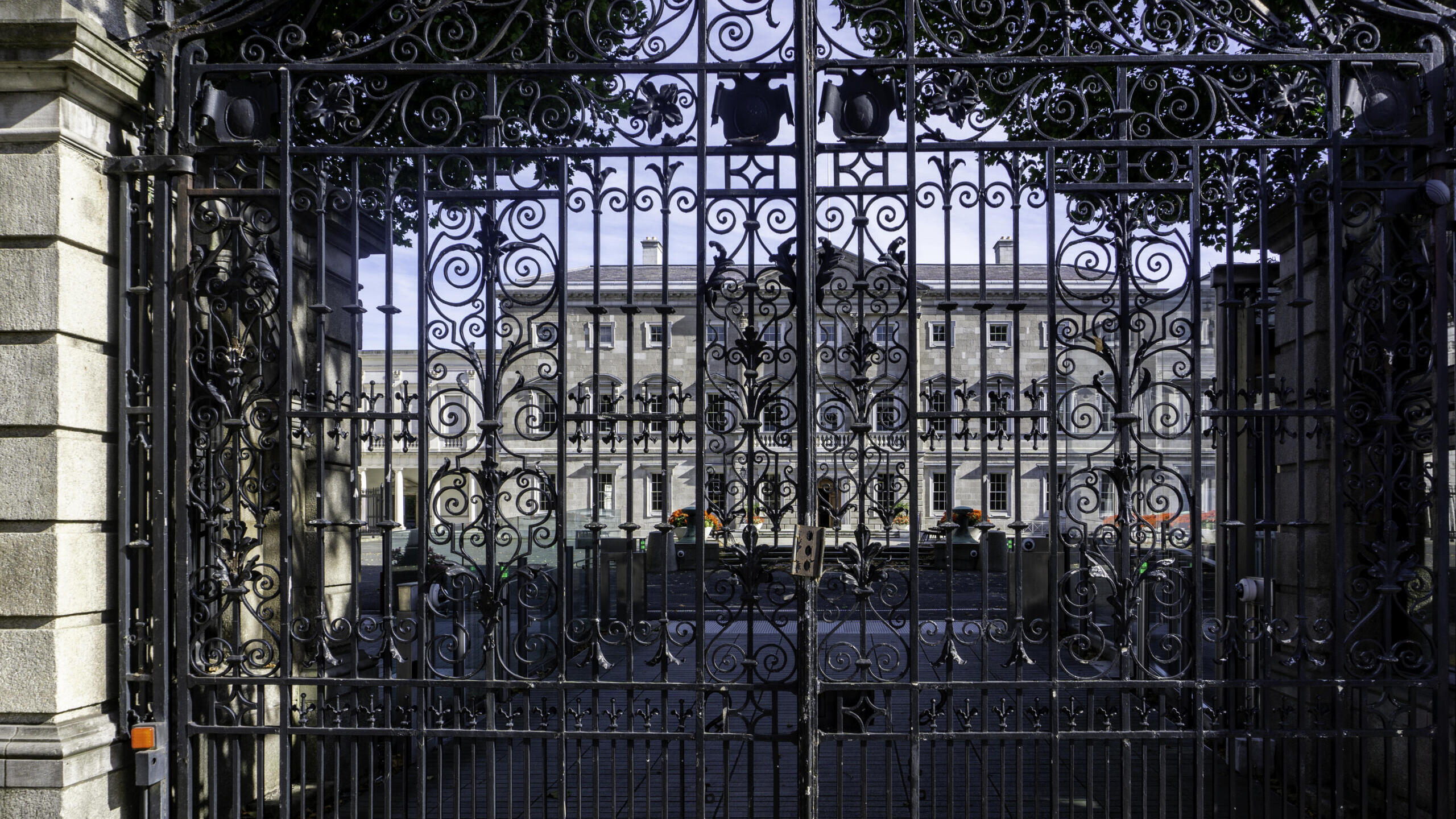 Im Bild die verschlossene Tür des Leinster House, wo das irische Parlament sitzt.