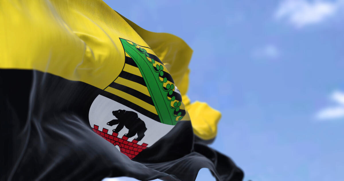 Die Flagge von Sachsen-Anhalt weht im Wind