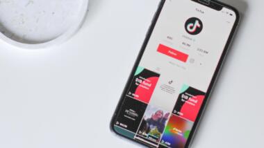 Smartphone, auf dem TikTok geöffnet ist