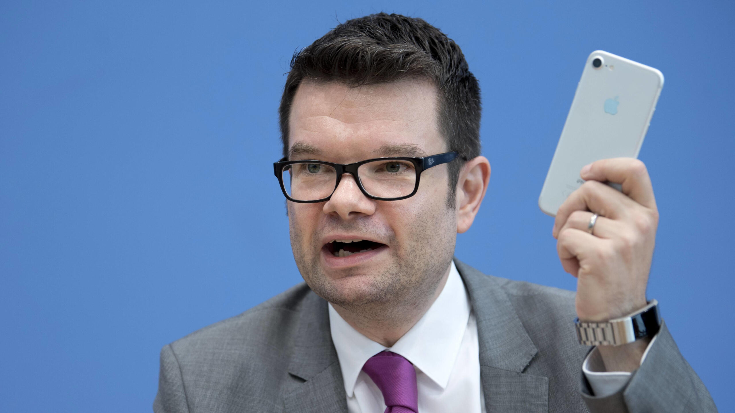 Marco Buschmann mit Smartphone