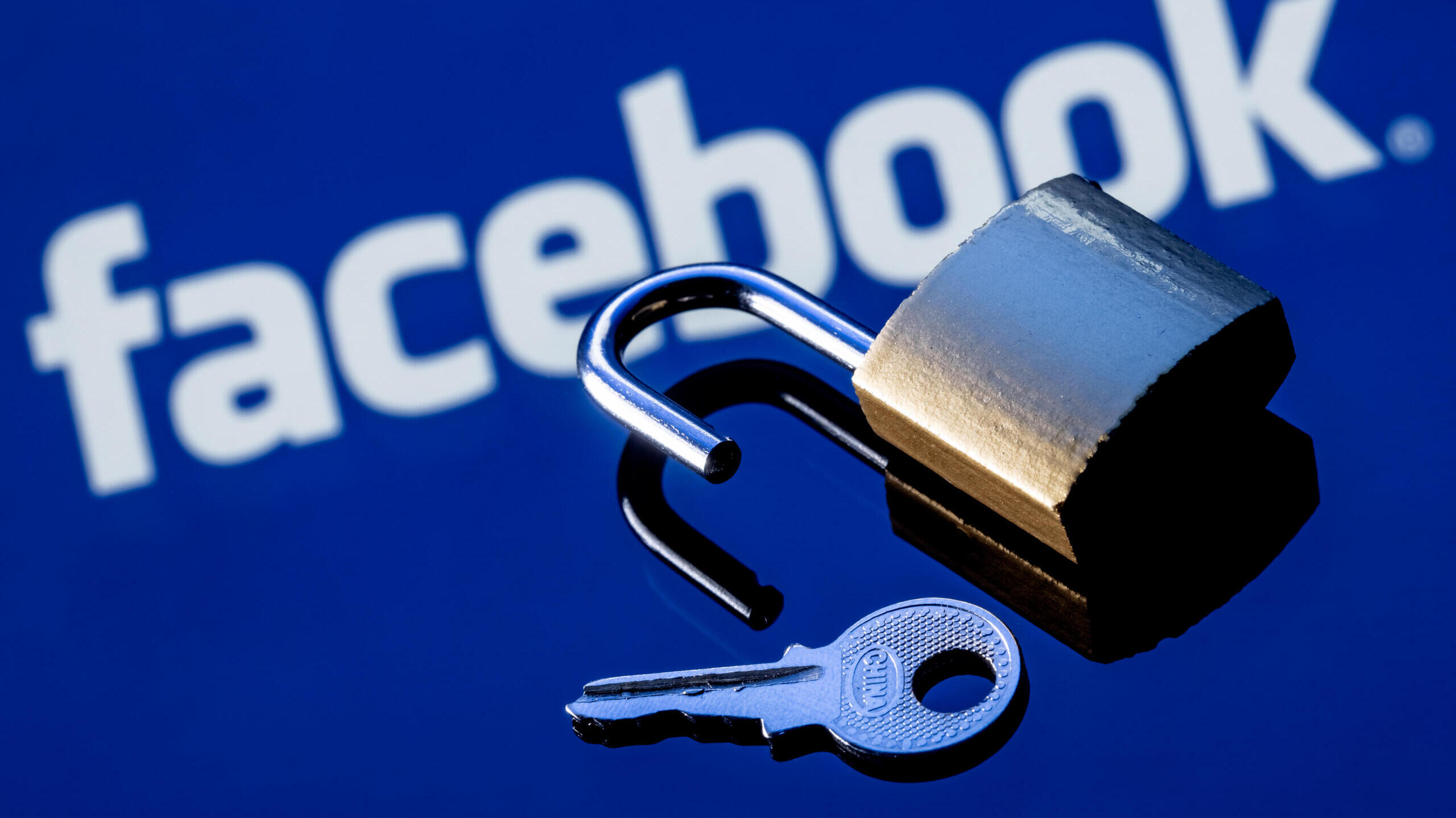 Im Bild das Facebook-Logo, davor ein entsperrtes Schloss.