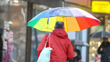 Niedersachsen, Hannover: Sturmtief NASIM über der Region. Passanten gehen mit Regenschirmen durch die Innenstadt.