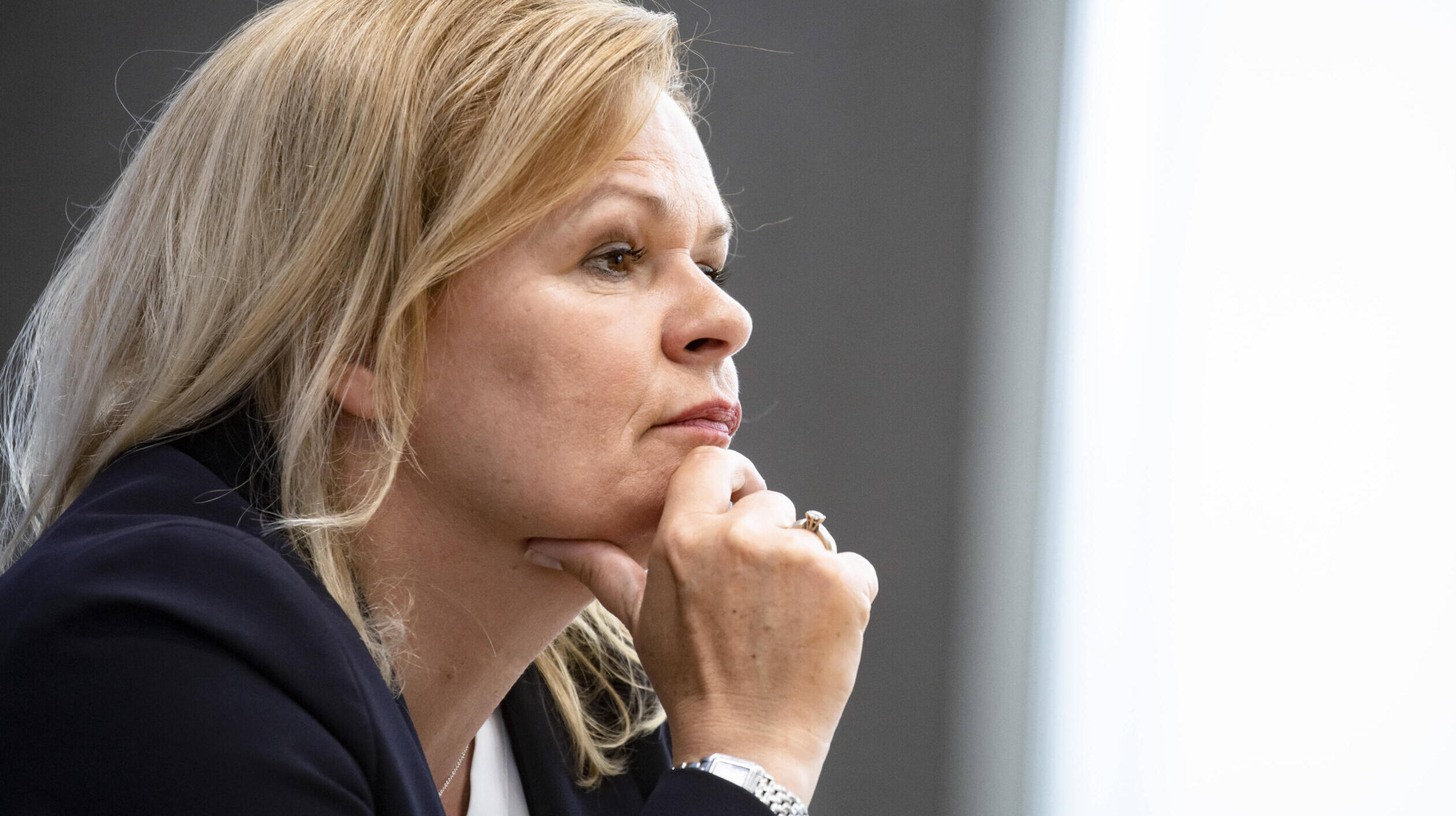 Nancy Faeser von der Seite fotografiert