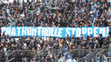 Fußballfans halten ein Spruchband mit der Aufschrift "Chatkontrolle stoppen!"