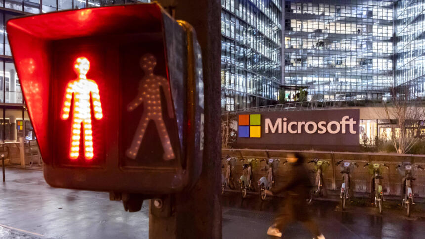 Eine Rote Fußgängerampel vor dem Hauptquartier von Microsoft