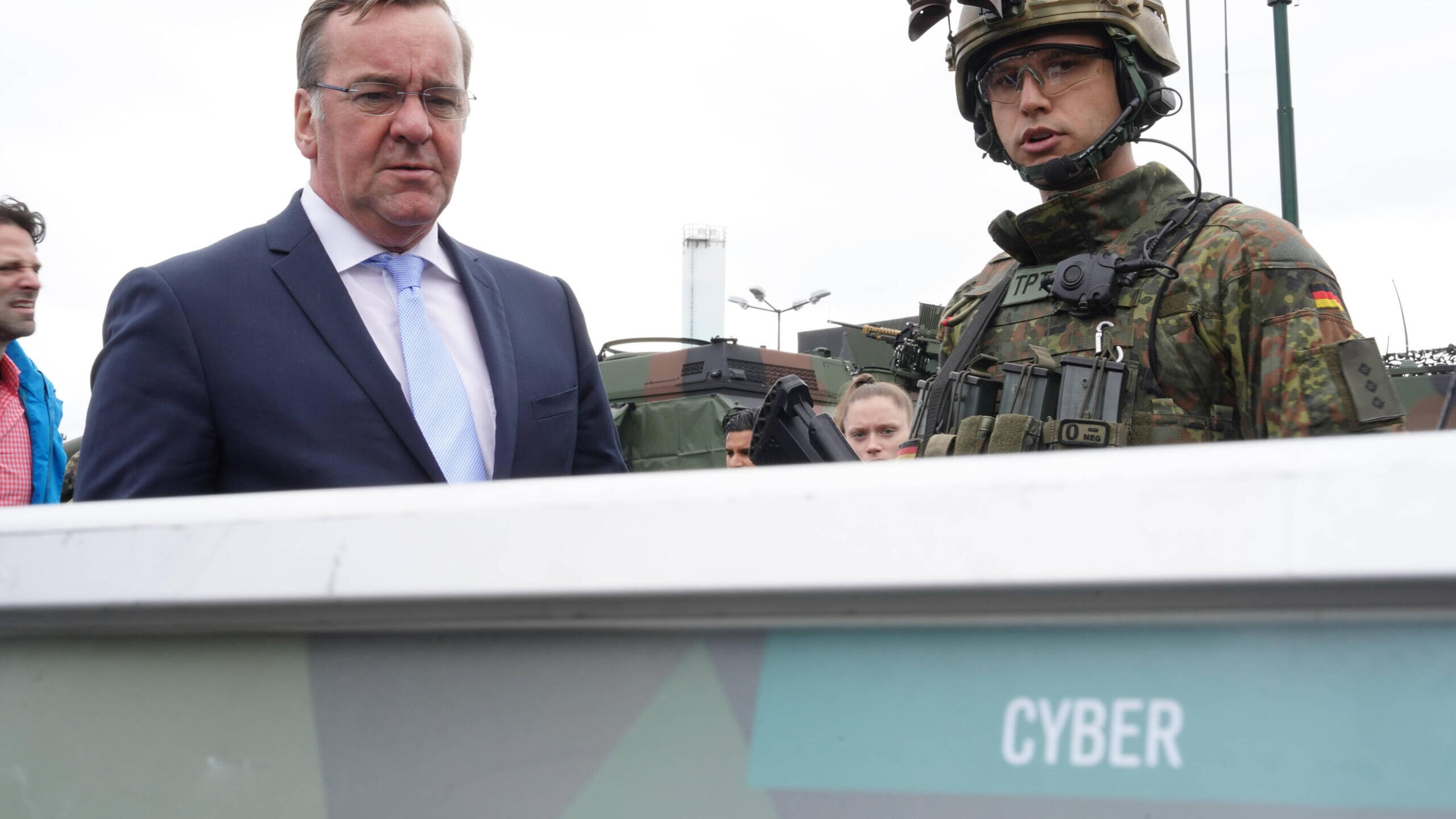 Boris Pistorius vor einem Cyber-Plakat