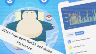 Screenshots des Spiels Pokémon Sleep. Einer zeigt ein schlafendes Relaxo. Einer den Schriftzug "Bitte lege dein Gerät auf deine Matratze". Ein dritter zeigt ein Diagramm, das die Lautstärke einer Audio-Aufzeichnung im Zeitverlauf darstellt.