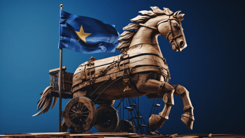 Ein hölzernes trojanisches Pferd vor blauem Hintergrund