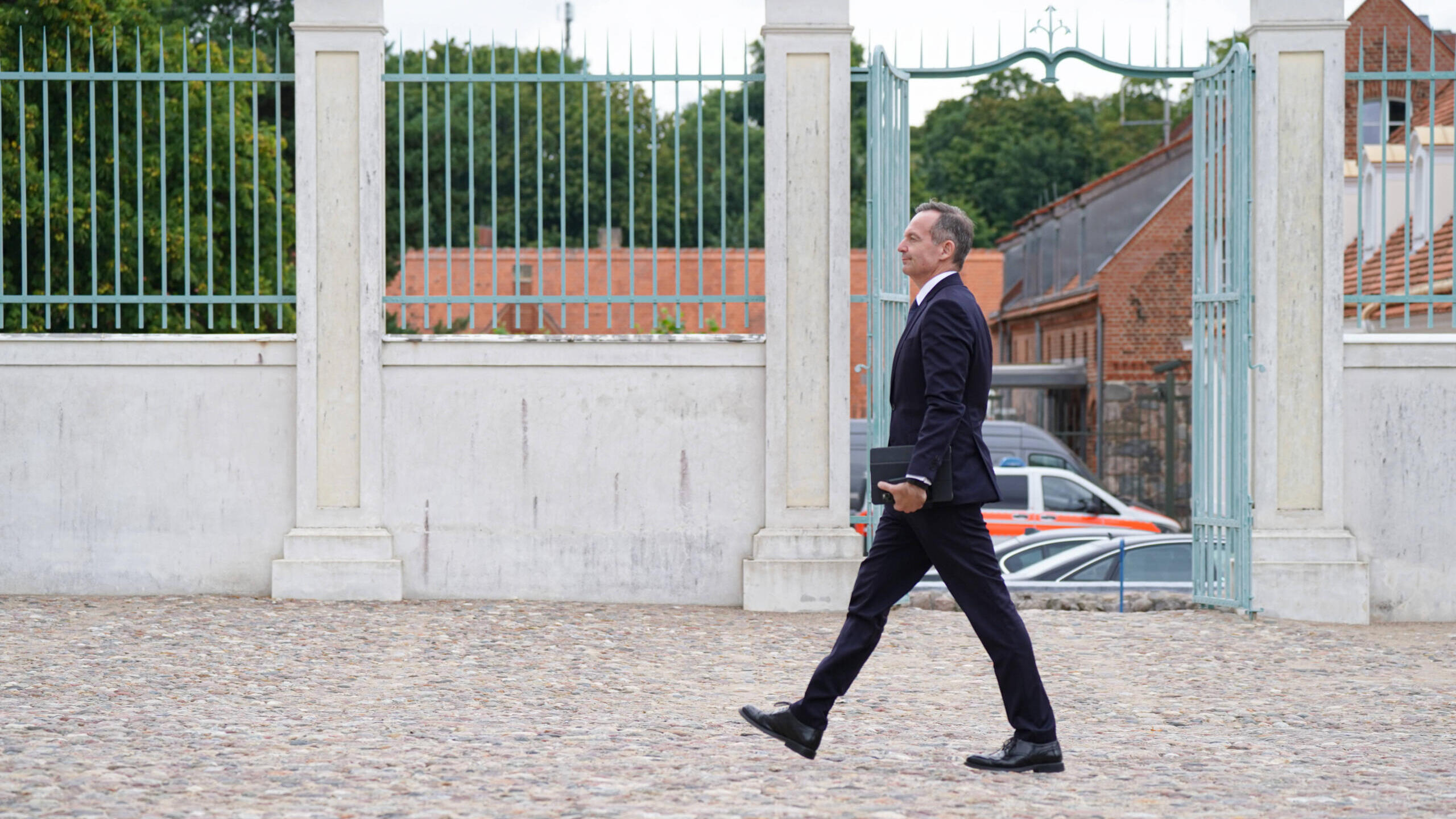 Digitalminister Volker Wissing geht beschwingt über den Platz vor Schloss Meseberg am 29.08.2023, Klausurtagung