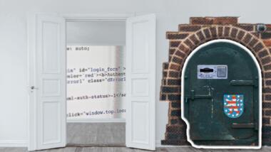 Symbolbild für open source und closed source - links eine offene Flügeltür, durch die man auf Quellcode blickt, rechts eine verriegelte Tür mit Münzeinwurf und Thüringer Wappen