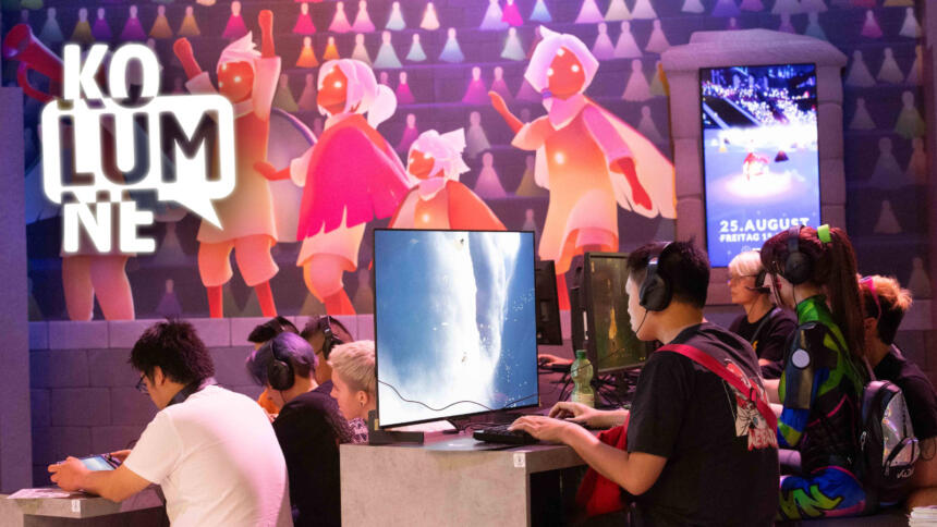 Besucher:innen spielen an Spielkonsolen auf der Messe Gamescom in Köln am 24.08.2023