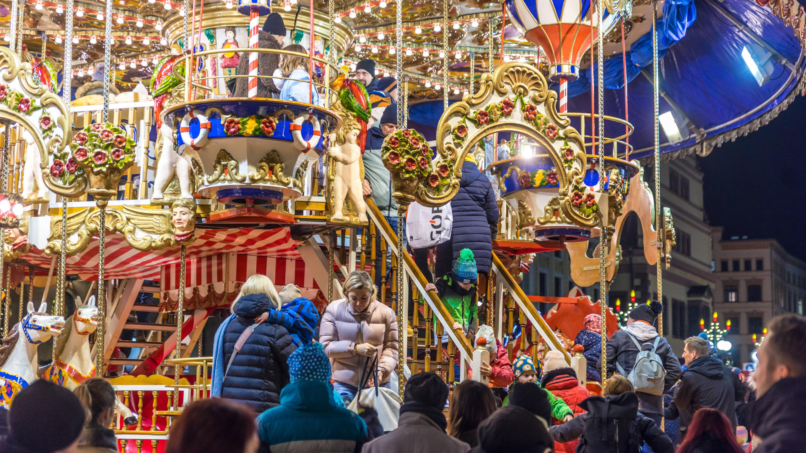 Menschen auf dem Weihnachtsmarkt.