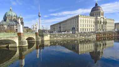 Ein Blick auf das Berliner Schloss und den Fernsehturm