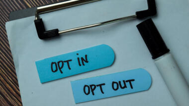 zwei Post-it Zettel, auf denen Opt-in und Opt-out steht.